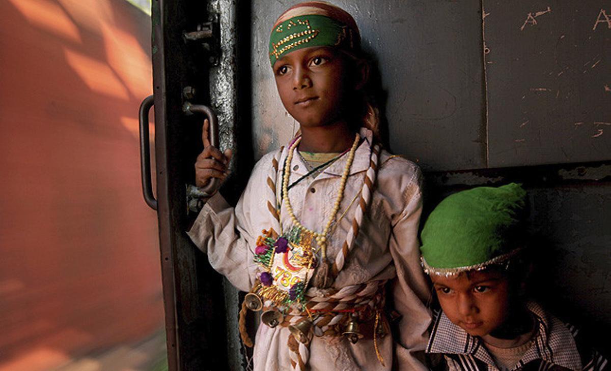 Dos menors viatgen en tren durant la celebració del mes sagrat del Muharram, a la ciutat de Calcuta (Índia).