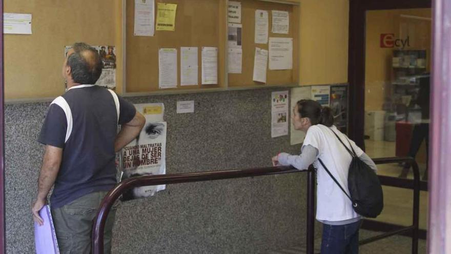 Dos personas observan las ofertas de empleo en las oficinas del Ecyl.