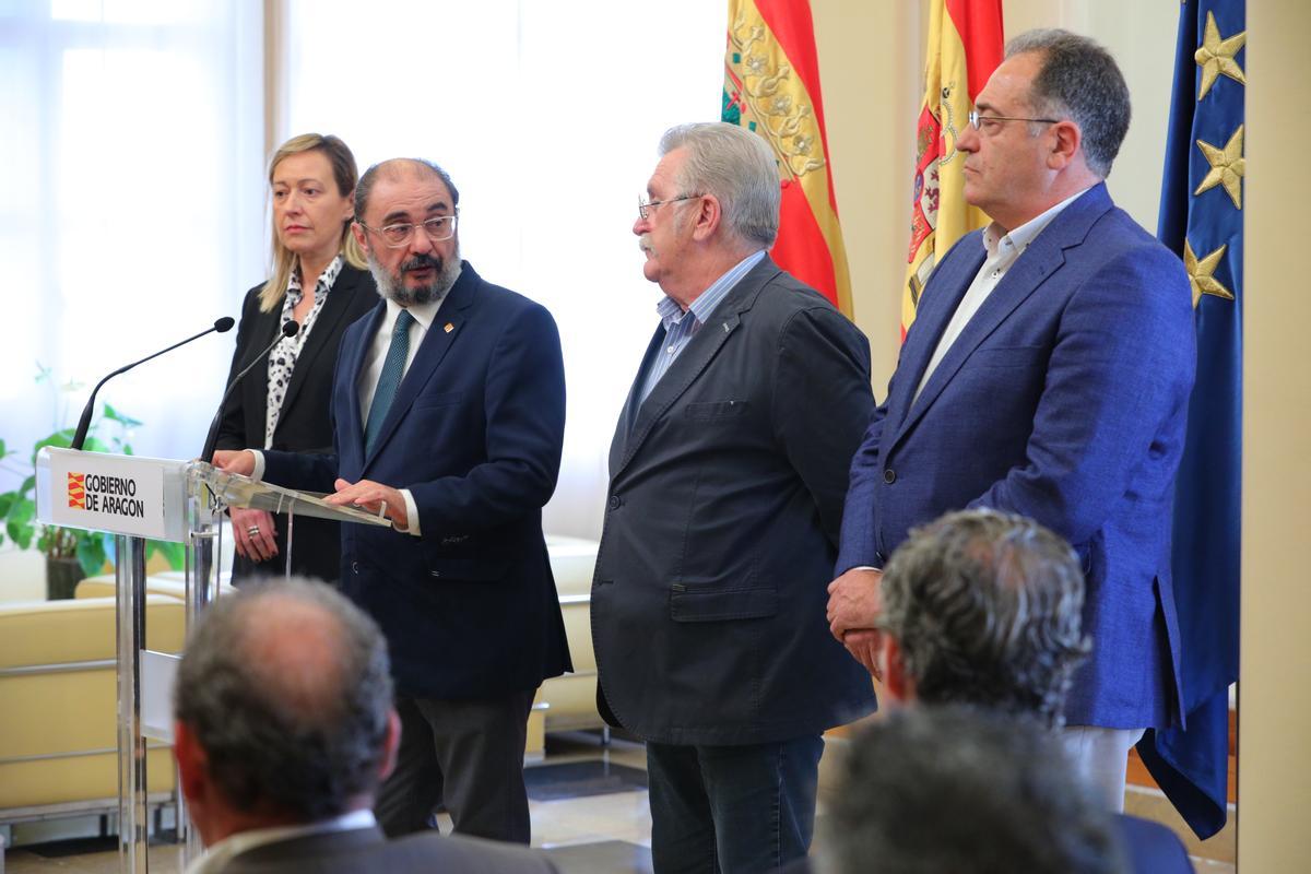 El presidente de Aragón, Javier Lambán, junto con la consejera de Economía, Planificación y Empleo, Marta Gastón, este viernes con directivos de las empresas APRC y Aneum Led.