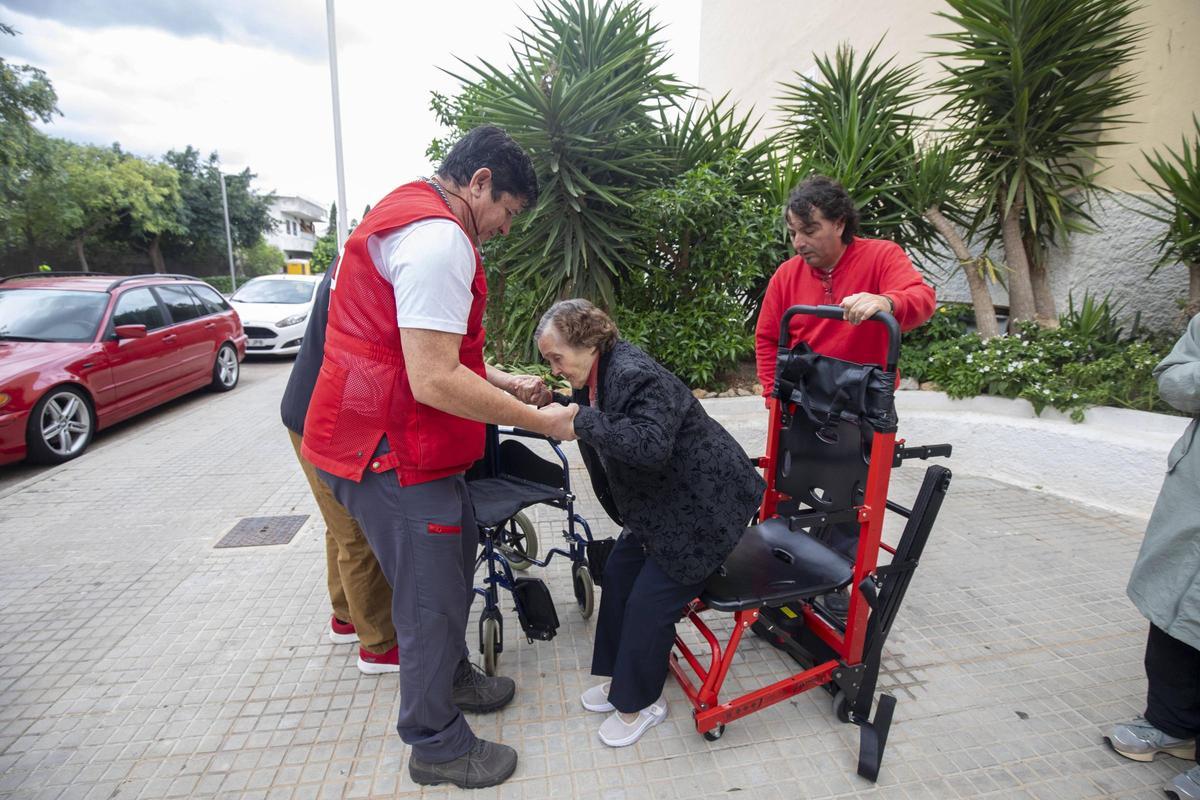 Elisa García baja a la calle, en Palma, con los voluntarios de Cruz Roja.