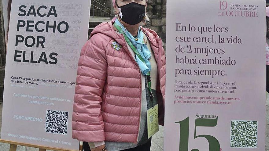 Mercedes Vidal Senra, ante la cartelería de la asociación.