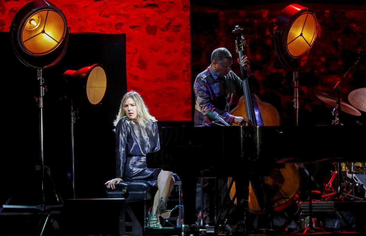 GRAF9740. SAN SEBASTIÁN, 27/07/2019.- La pianista y cantante de jazz canadiense Diana Krall durante su actuación este sábado en la plaza de la Trinidad, en la cuarta jornada del 54 Festival de Jazz de San Sebastián "Jazzaldia". EFE/Juan Herrero