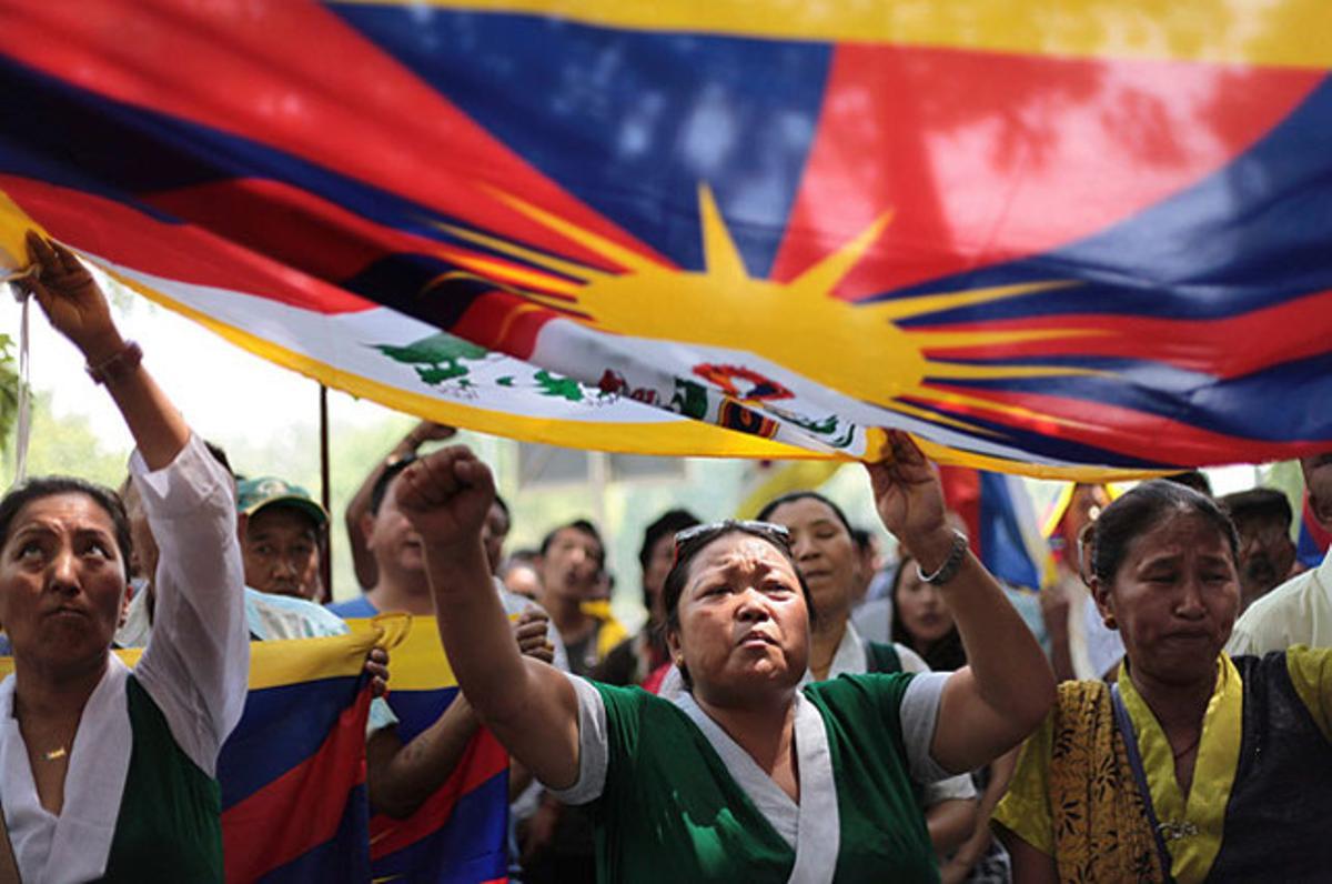 Exiliats tibetans es manifesten a Nova Delhi per commemorar el 61 aniversari de la firma de l’’acord dels 17 punts’, rubricat pel Govern xinès i el tibetà sota amenaces.