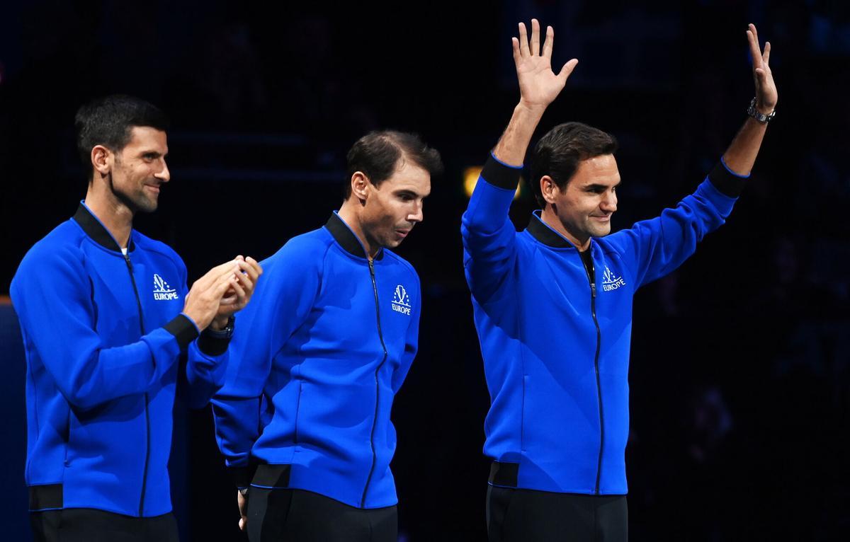 London (United Kingdom), 23/09/2022.- From L: Team Europe players Novak Djokovic of Serbia, Rafael Nadal of Spain and Roger Federer of Switzerland are introduced to the crowd at the The O2 arena at the start of the evening session on the first day of the Laver Cup tennis tournament in London, Britain, 23 September 2022. (Tenis, España, Suiza, Reino Unido, Londres) EFE/EPA/ANDY RAIN