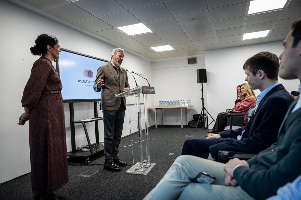 Iraia Irazabal (Multiverse) y el presidente Jorge Azcón, este miércoles.