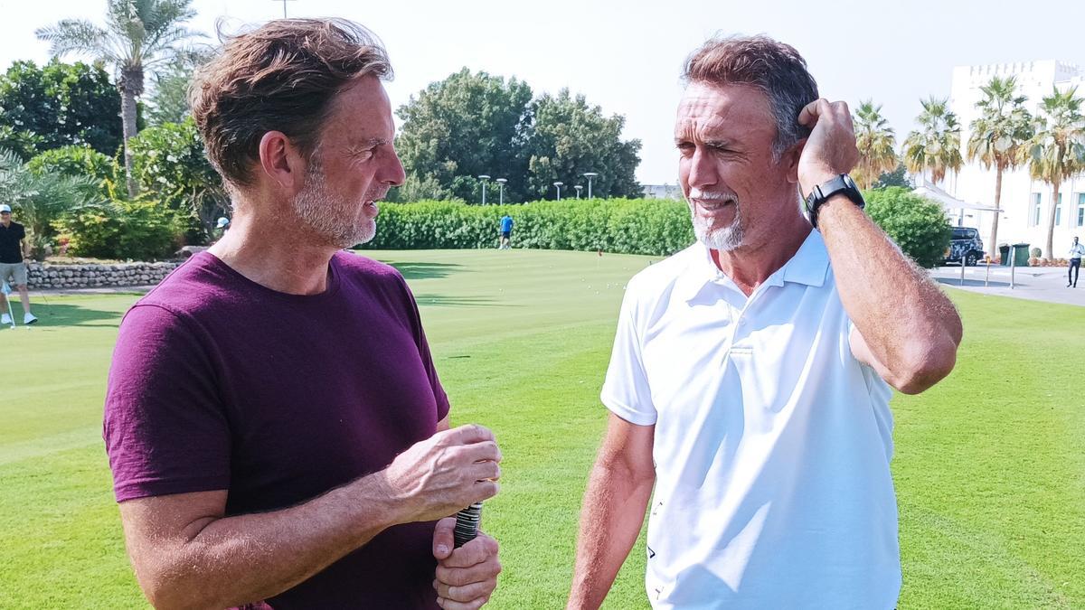 De Boer y Batistuta, antes de participar en un torneo de golf de exjugadores.