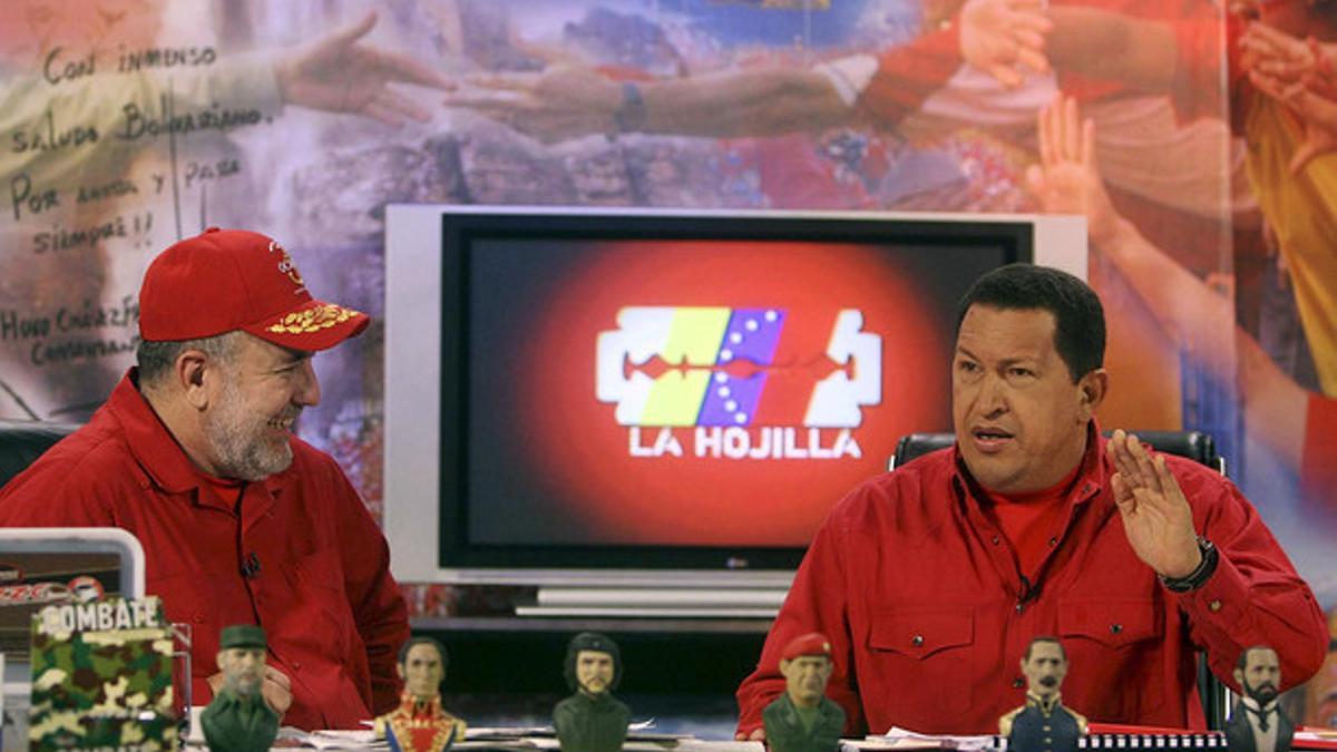 Mario Silva (izquierda) con el fallecido presidente Hugo Chávez, en el plató del programa 'La Hijilla', en el 2007.