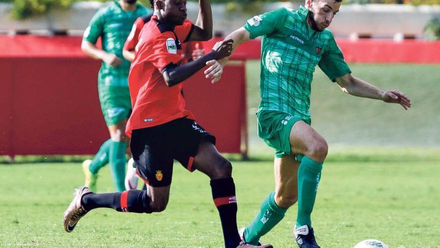 El bermellón Stephen persigue a un jugador del Cornellà en el partido de ayer.