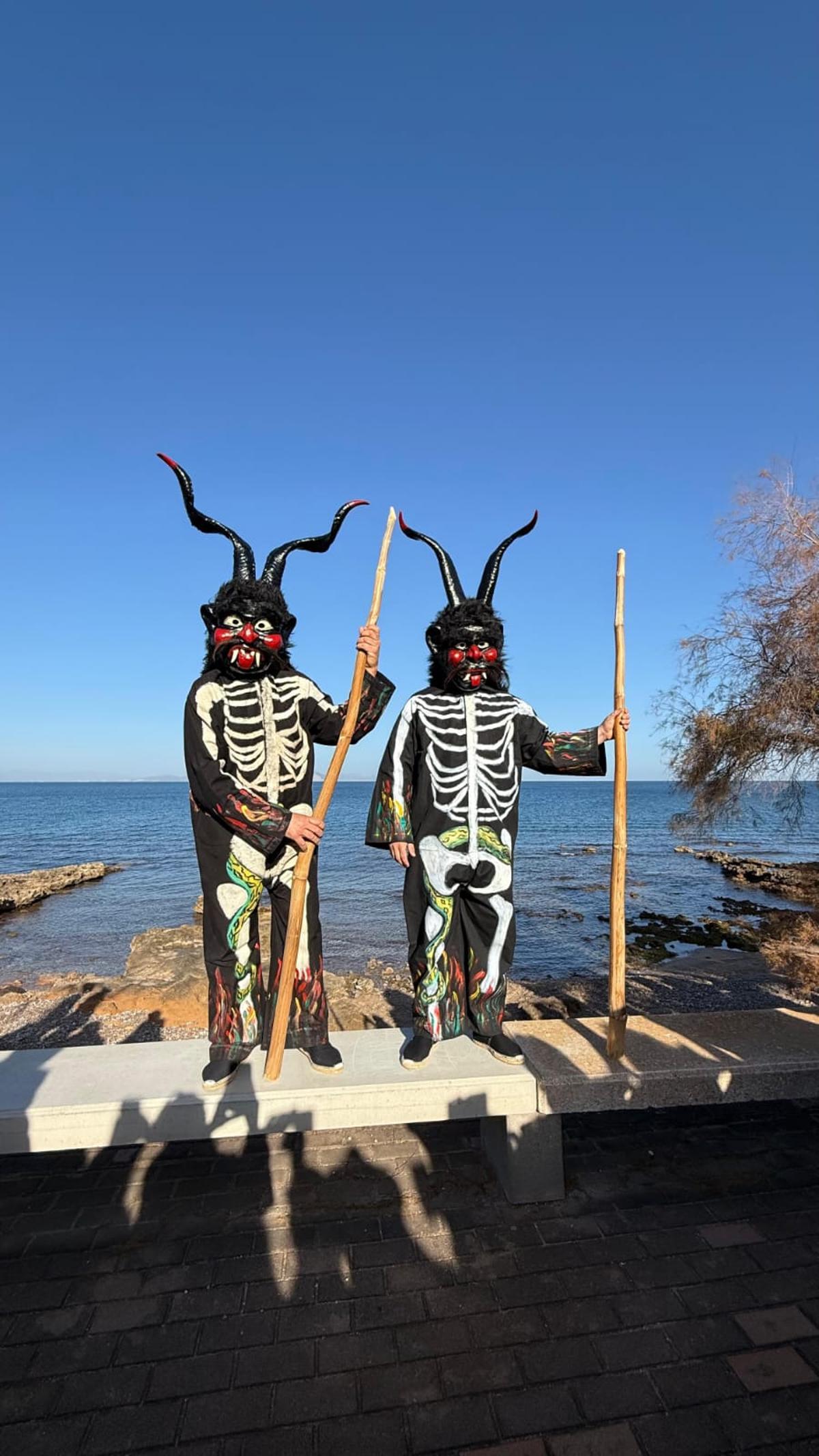 Los 'dimonis coloniers' con el mar de fondo.