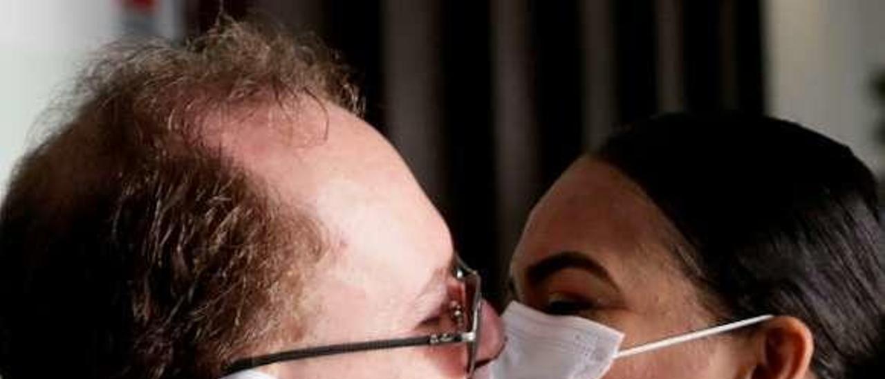 Una pareja italiana se besa durante su boda, celebrada en Nápoles en plena pandemia del coronavirus.