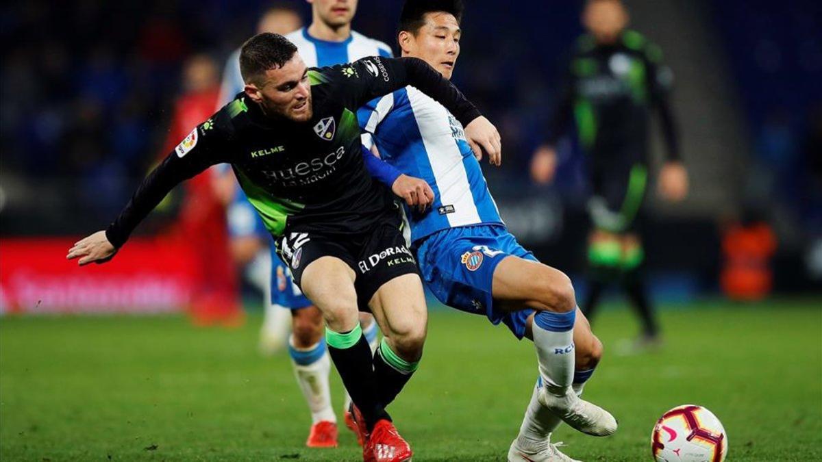 Galán y Wu Lei, en el último Espanyol-Huesca de Liga