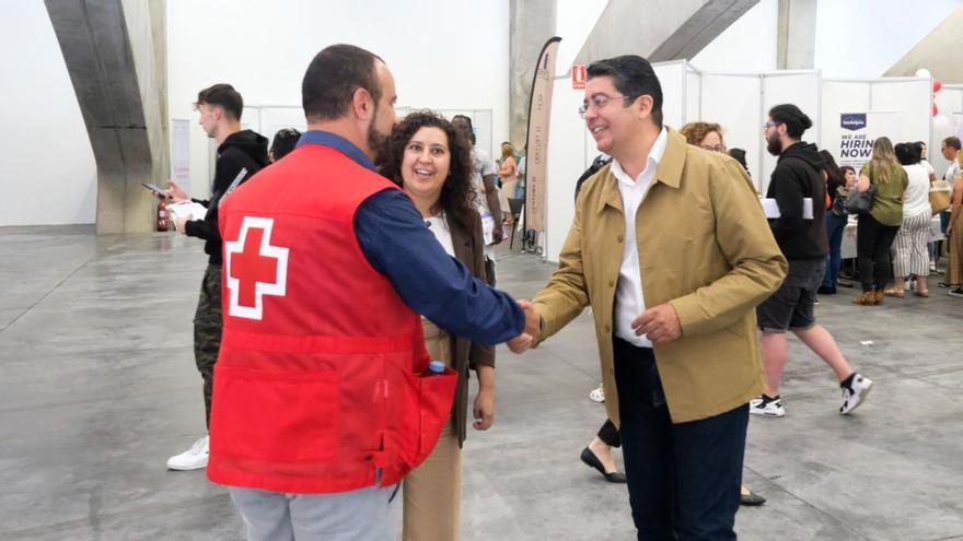 Pedro Martín recorrió los puestos de II Feria del Servicio de Orientación para el Empleo de Cruz Roja