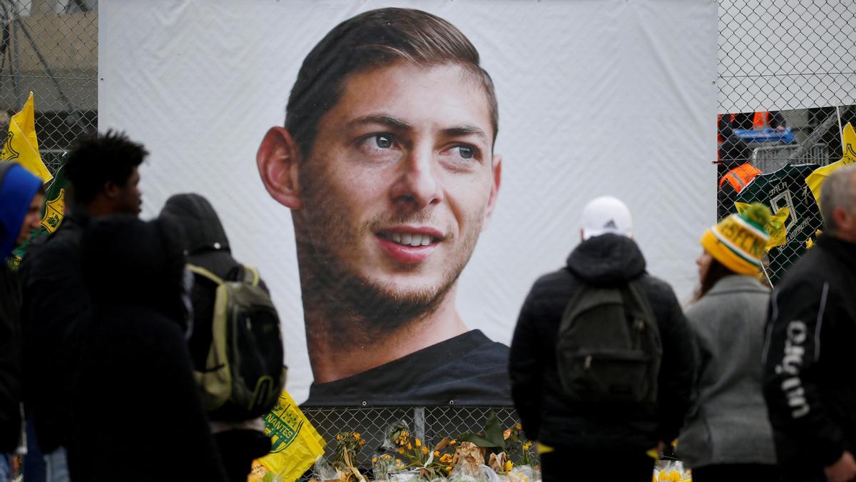 Aficionados frente a una imagen de Emiliano Sala en una foto de archivo.