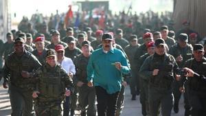 Nicolás Maduro, este domingo, en un ejercio con militares.