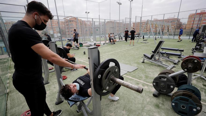 Un gimnasio valenciano coloca sus máquinas en las pistas de pádel para poder reabrir