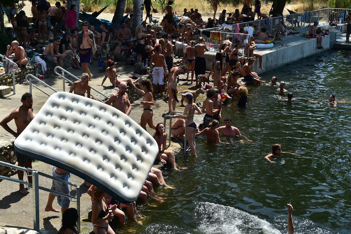 Fotogalería | Las imágenes de la macrofiesta ilegal en la Granja de este lunes