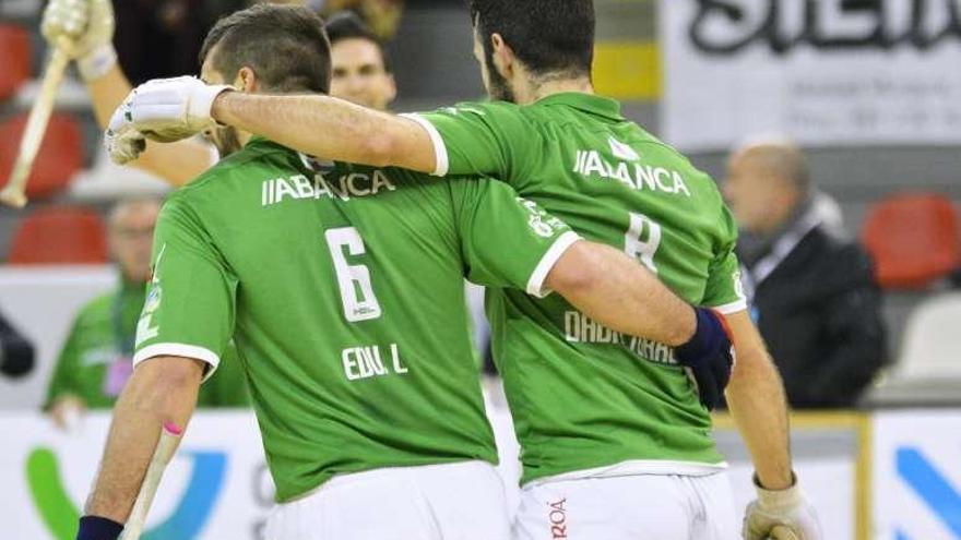 Eduard Lamas y David Torres celebran un gol.