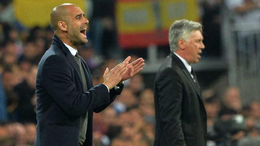 Guardiola aplaude durante el partido de Champions entre el Bayern y el Real Madrid. // Efe