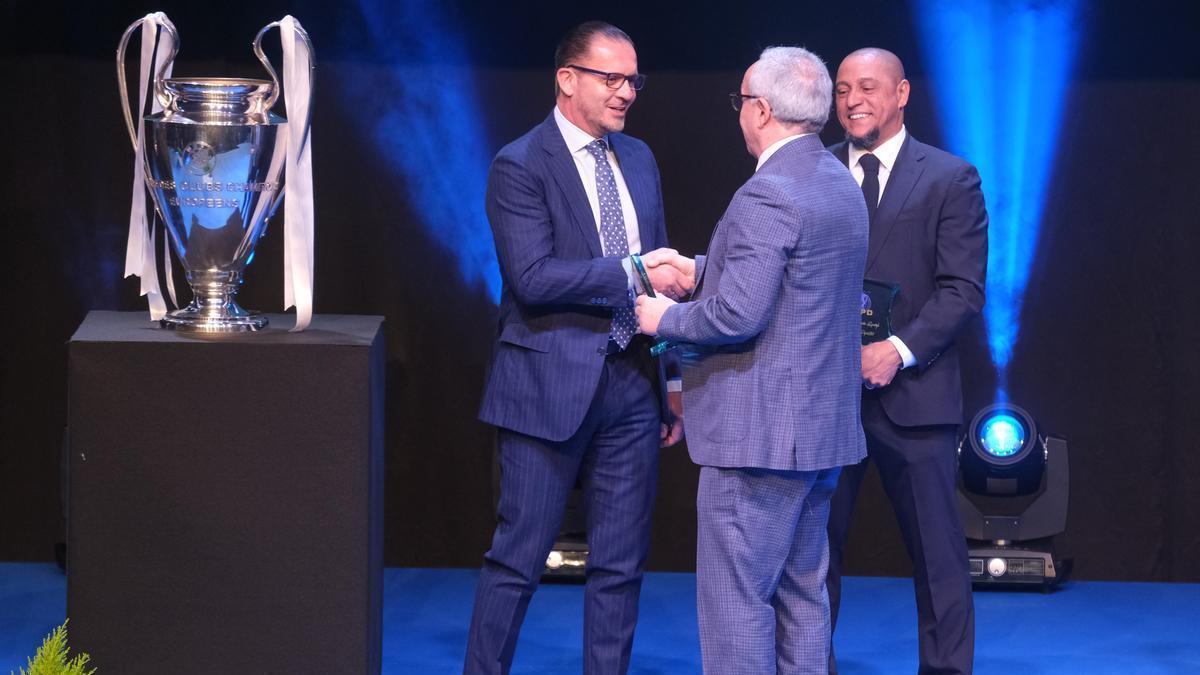 Mijatovic y Roberto Carlos reciben el premio de manos del presidente del COE, Alejandro Blanco