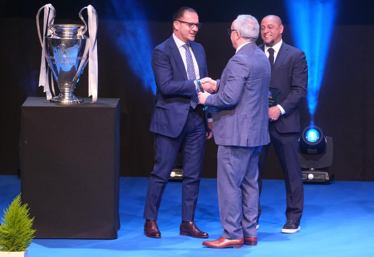 Mijatovic y Roberto Carlos reciben el premio de manos del presidente del COE, Alejandro Blanco