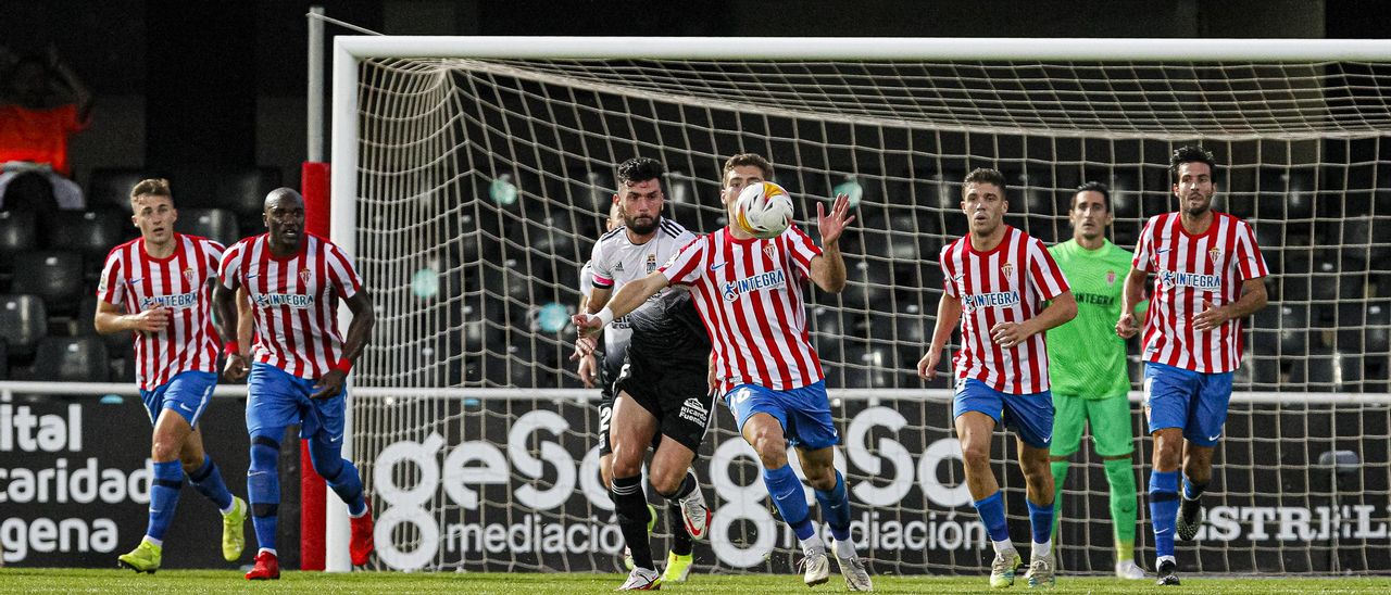 Gragera se dispone a controlar el balón durante el partido.