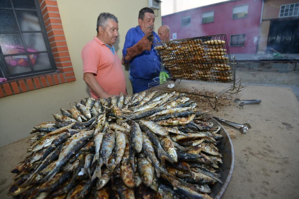 Cientos de personas de toda la comarca acudieron al recinto de A Reiboa para celebran San Xoán entre sardinas, atracciones y fuego.