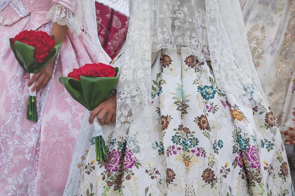 Falleras con su ramo preparado para la ofrenda floral.