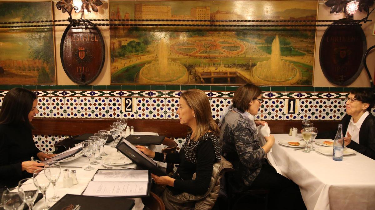 Dos de las mesas del restaurante Los Caracoles.