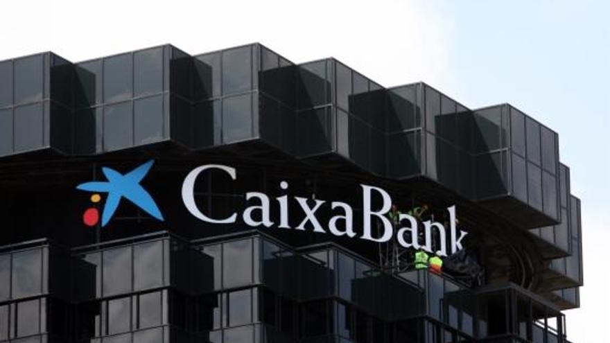 Imatge parcial d&#039;un dels edificis corporatius de CaixaBank