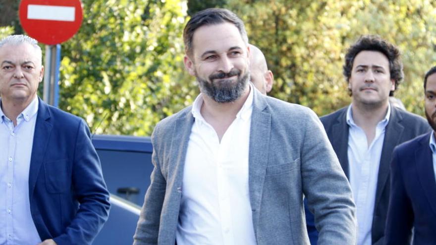 Santiago Abascal acompanyat pels membres del seu partit