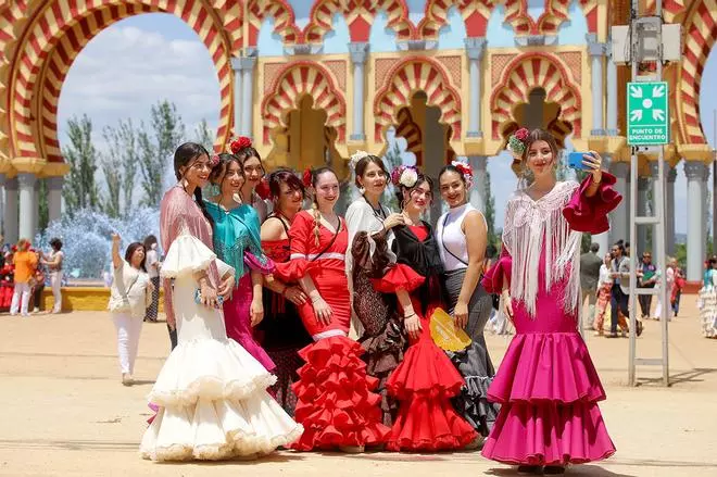 Un jueves brillante y soleado dispara la fiesta en El Arenal