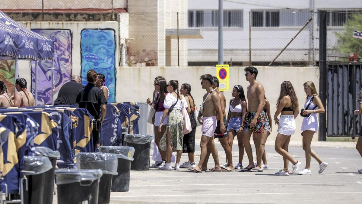 Unas  personas acudieron ayer al Reggaeton Beach Festival en Inca