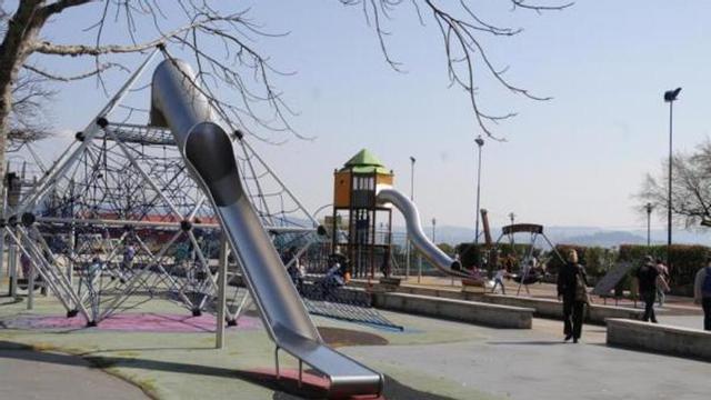 O parque infantil do centro de Cangas que pasará de chamarse “Pediatra Pereiro Francés”.   | G.N.