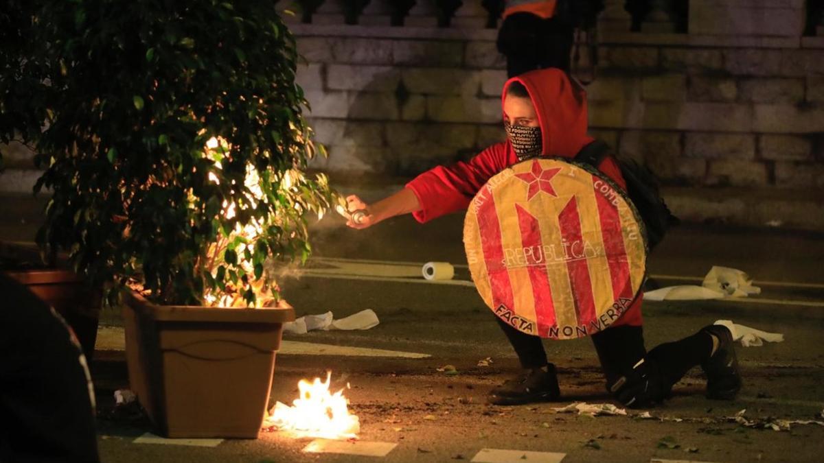 Uno de los manifestantes prendiendo fuego.