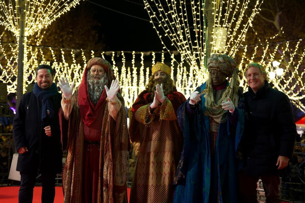 Los Reyes Magos de Oriente posan junto al alcalde de Badajoz y el concejal de Cultura desde el templete de San Francisco.