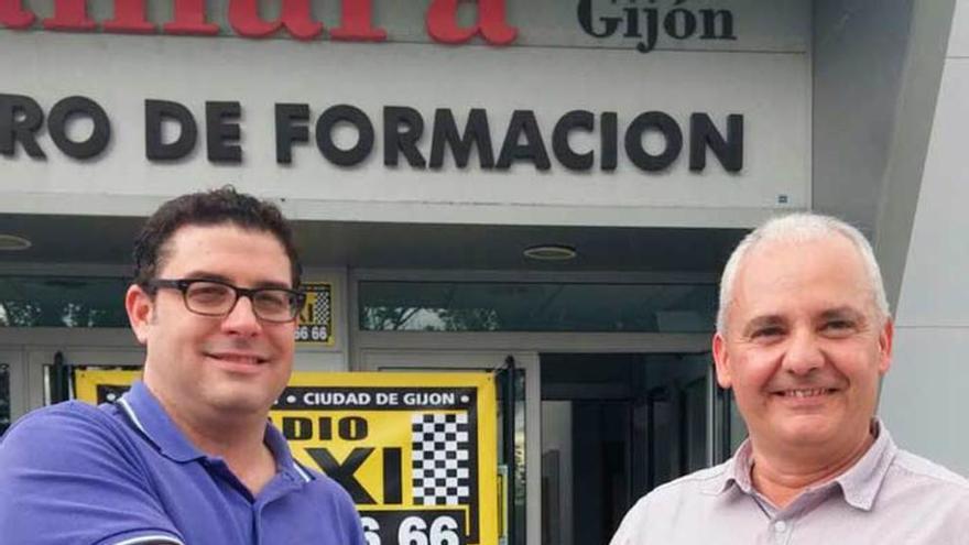 Juan de Álvaro y Javier González, tras la firma del acuerdo.