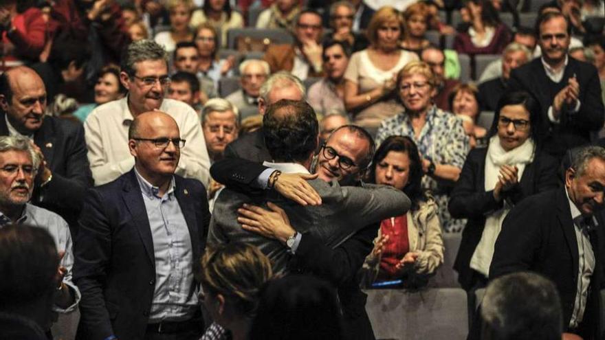 Núñez Feijóo abraza al candidato a la alcaldía de Ourense, Jesús Vázquez, en el mitin celebrado ayer en el Auditorio. // Brais Lorenzo