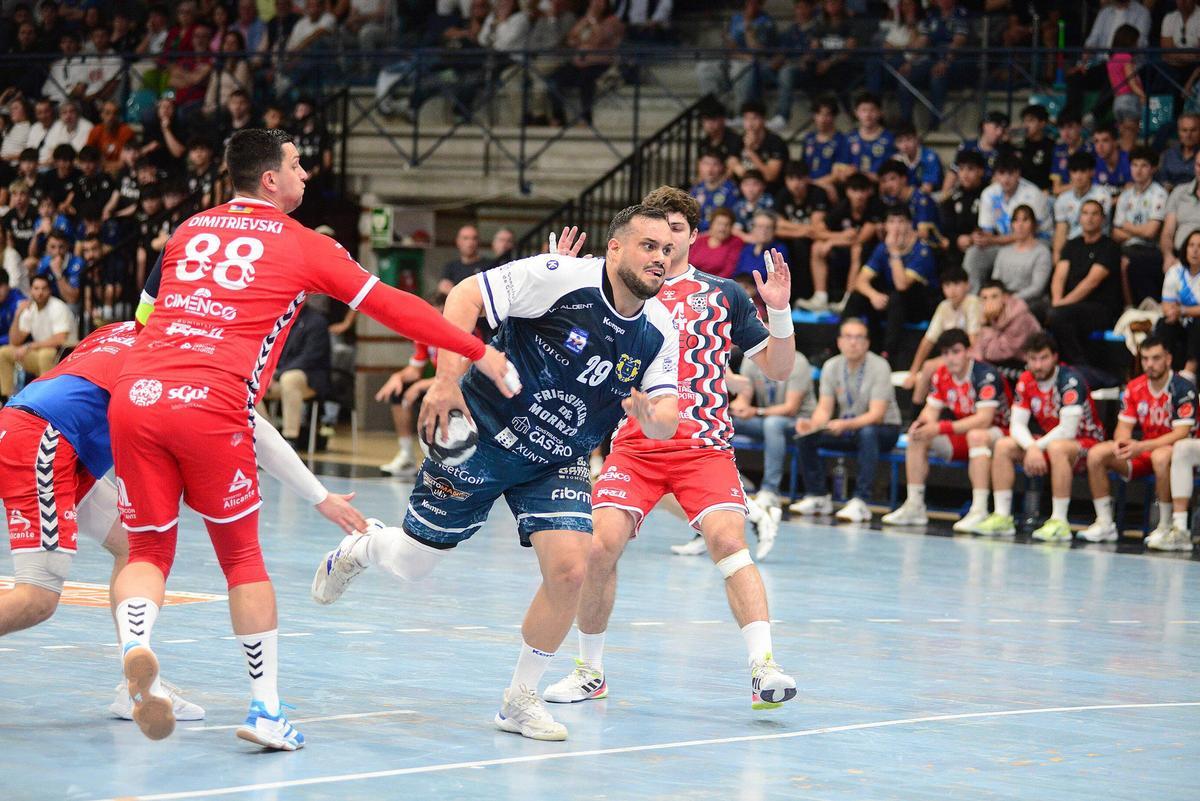 Javi García en una acción del duelo ante el EON Alicante.