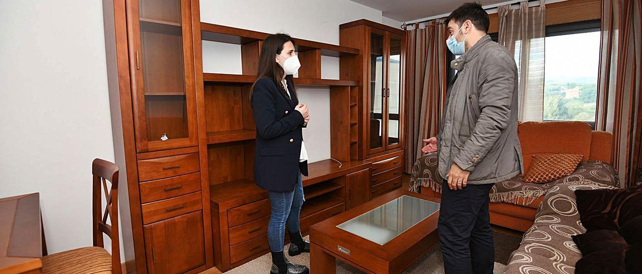 Un agente inmobiliario enseña un piso en venta a una joven en Pontevedra. | // GUSTAVO SANTOS