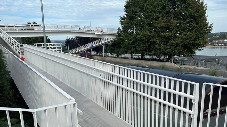 Finalizan las obras de ampliación de la pasarela que conecta Pedralonga con el colegio Santa María del Mar