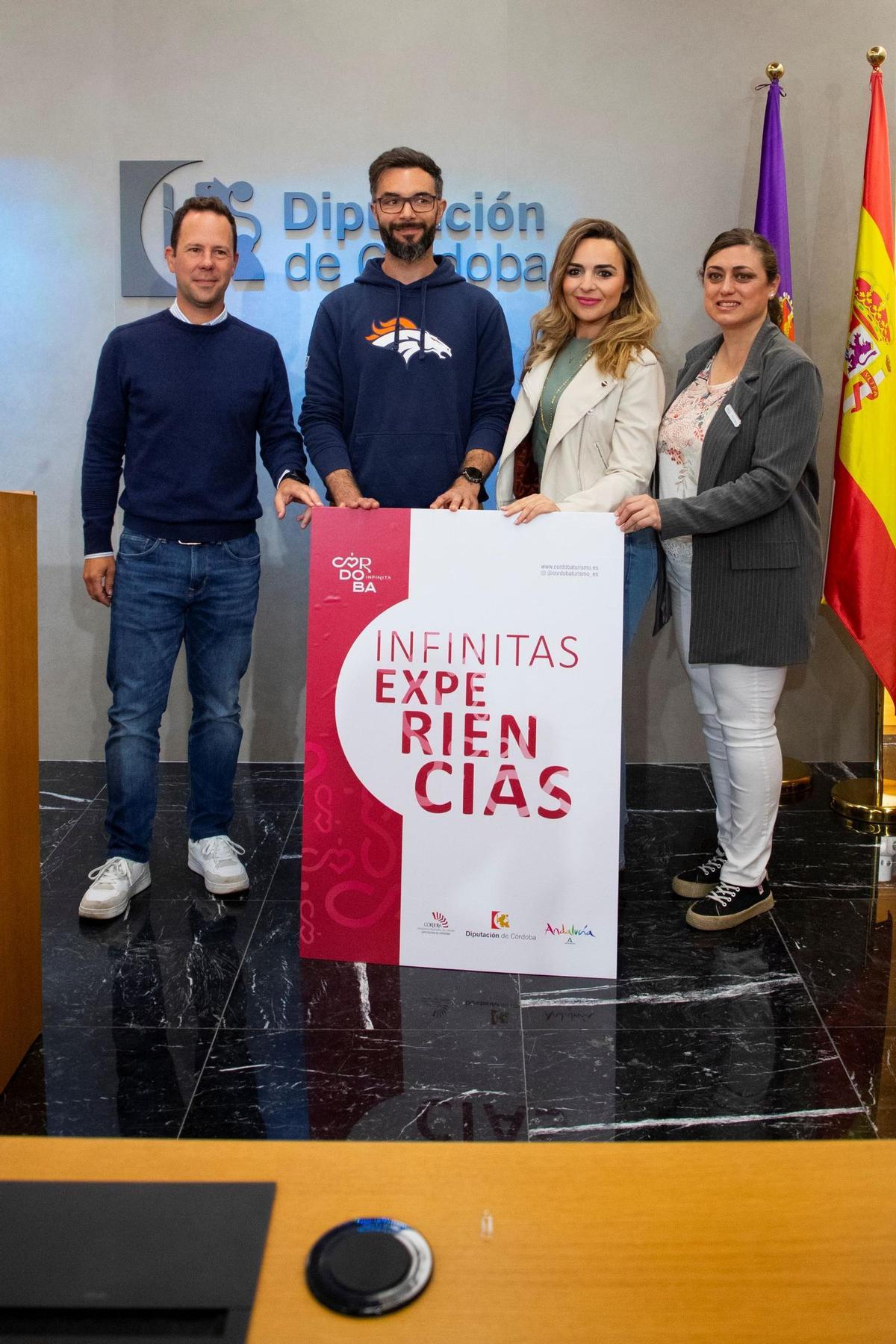 La delegada de Turismo, con los reresentantes de tres de las empresas organizadoras de las actividades.