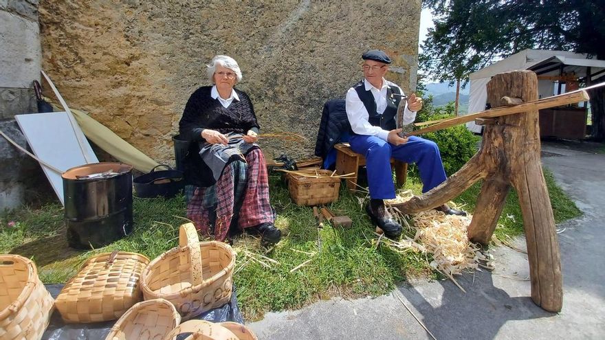 Santa Marina monta su Mercáu Tradicional de artesanía y oficios en el campo de la iglesia