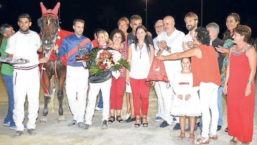 Posado de la entrega de trofeos a Maria Llinàs.