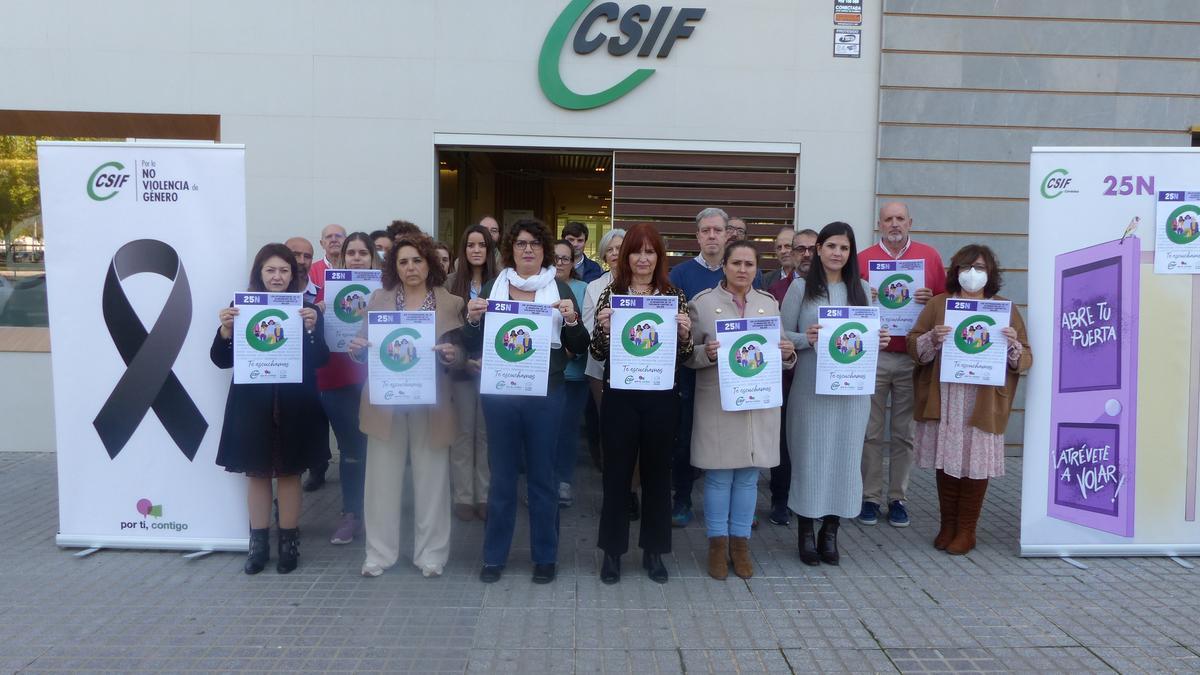 Concentración de delegados sindicales de CSIF Córdoba contra la violencia machista.