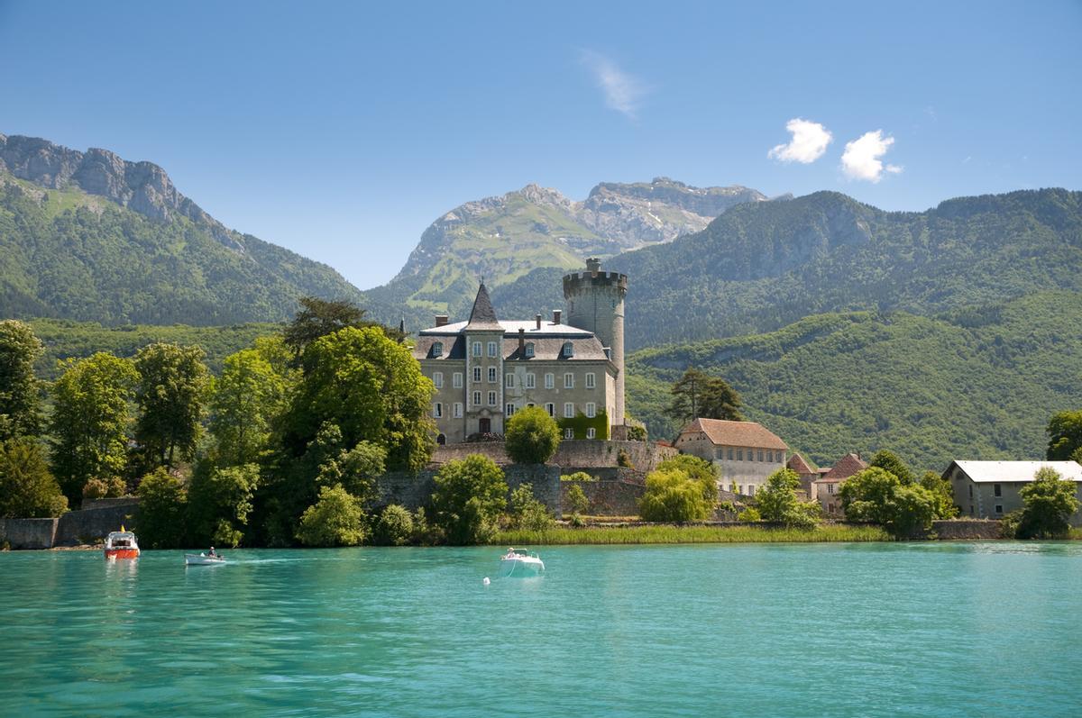El castillo del lago de Annecy nos evoca el escenario en el que se desarrolla la saga de 'Las 7 hermanas'.