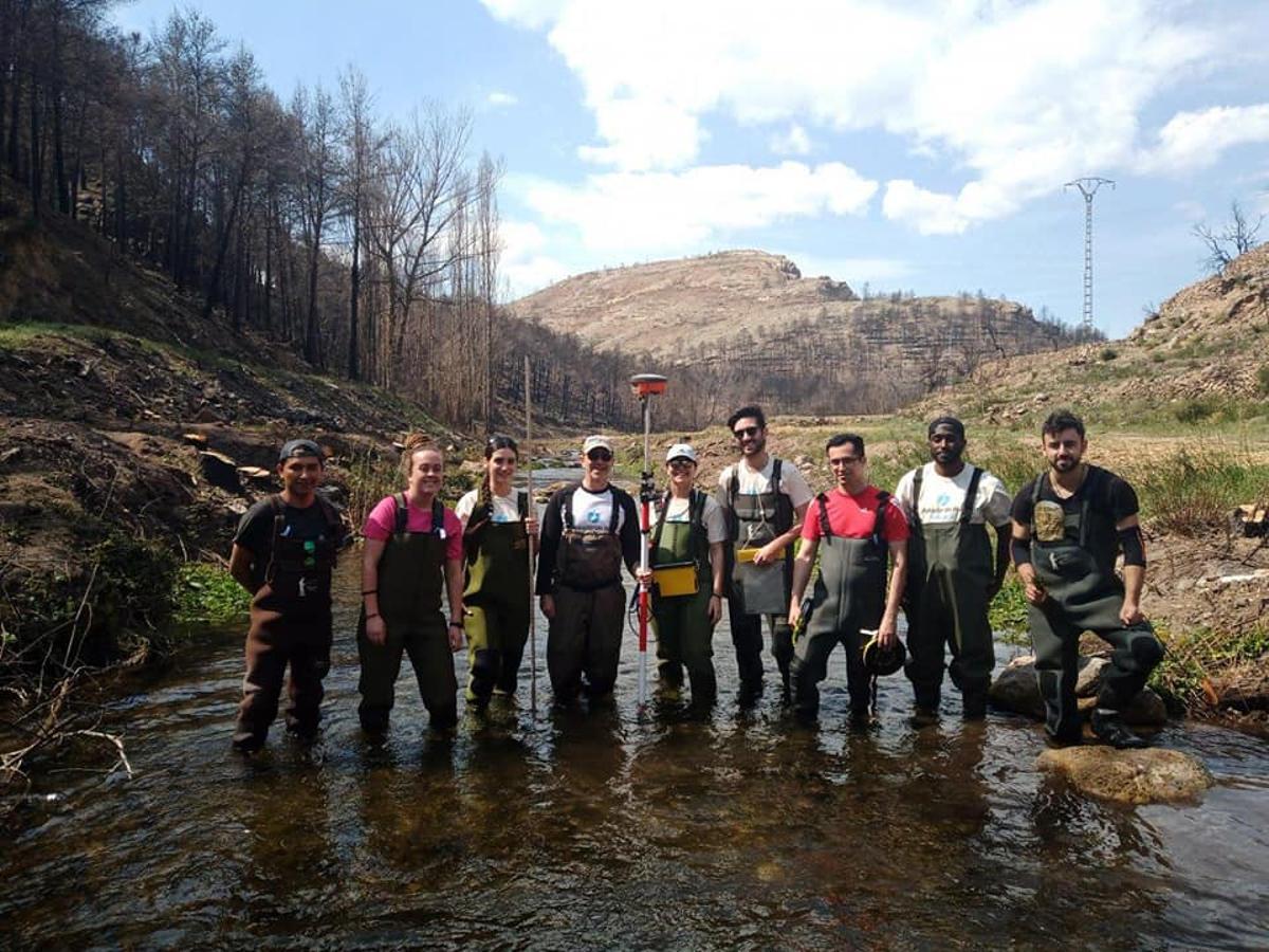 Parte del grupo de voluntarios que recorrieron el río Palancia.