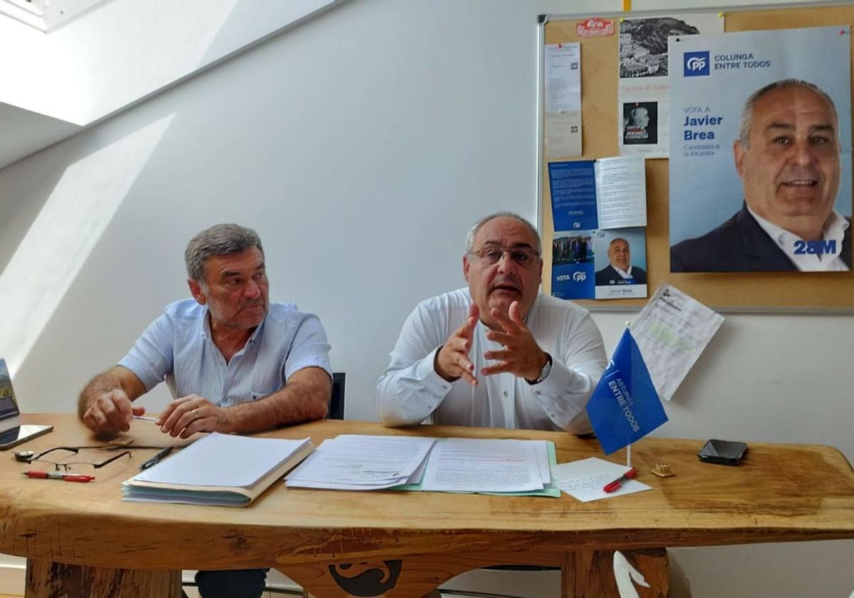 Los concejales del PP de Colunga Justino Pérez (a la izquierda) y Javier Brea, en una imagen de archivo.