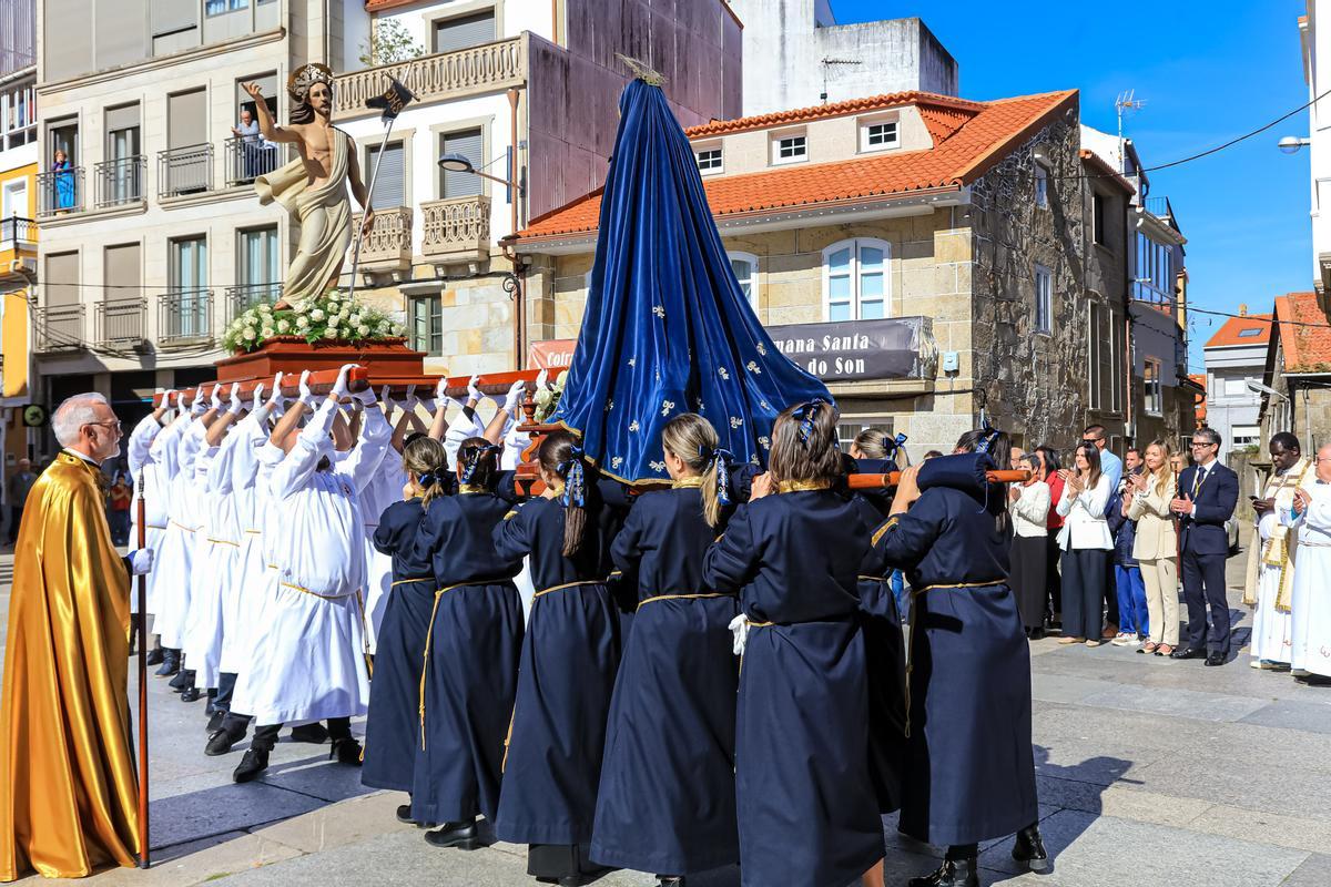 A conselleira e o alcalde, á dereita, seguindo a Procesión do Xesús Glorioso.