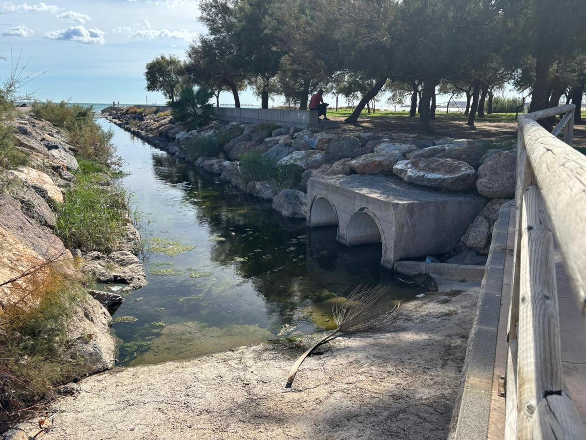 Vista del lugar, con la playa al fondo.