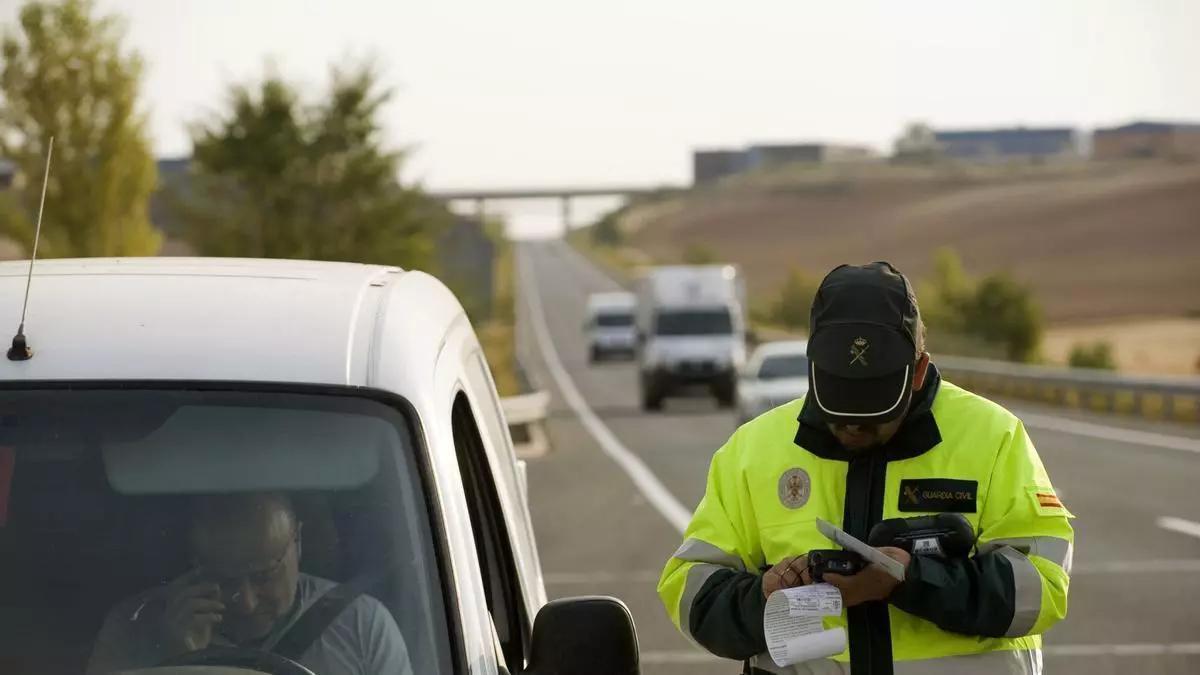 Multas de hasta 200 euros a miles de conductores por circular con la v19 caducada este junio: la Guardia Civil ya vigila a los conductores